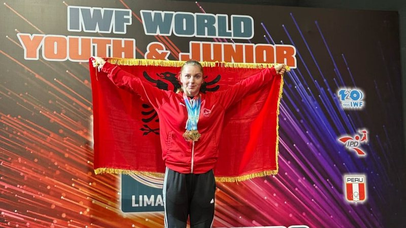 Enkileda Çarjan shpallet kampione bote në peshëngritje, thyen