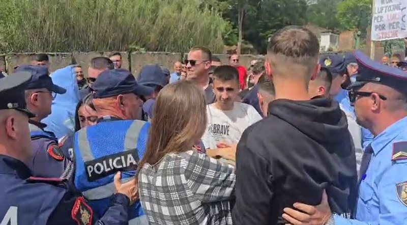 Protesta për rrugën/ Banorët e Hotolishtit përplasen me