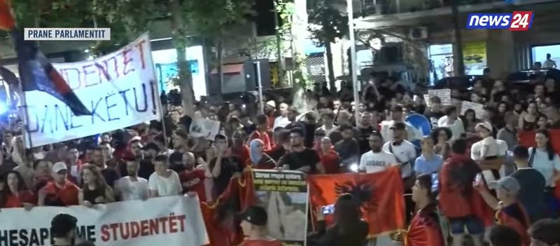&ldquo;T&euml; shitur!&rdquo;, protestuesit ndalojn&euml; para godin&euml;s