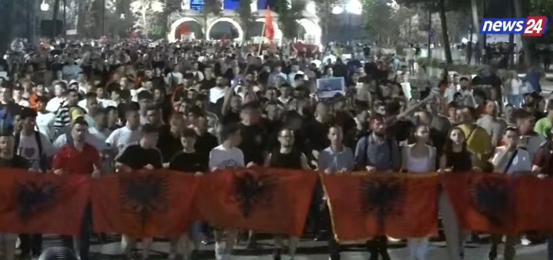 E paimagjinueshme/ Marshimi i qytetar&euml;ve nga sheshi &ldquo;N&euml;n&euml;