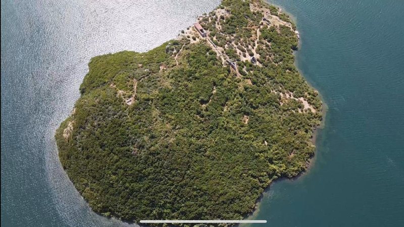 Ishulli i Sardës në Vaun e Dejës, çfarë fshihet