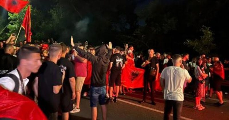 Bllokuan autostrad&euml;n Tiran&euml;-Durr&euml;s/ Policia e Tiran&euml;s nis
