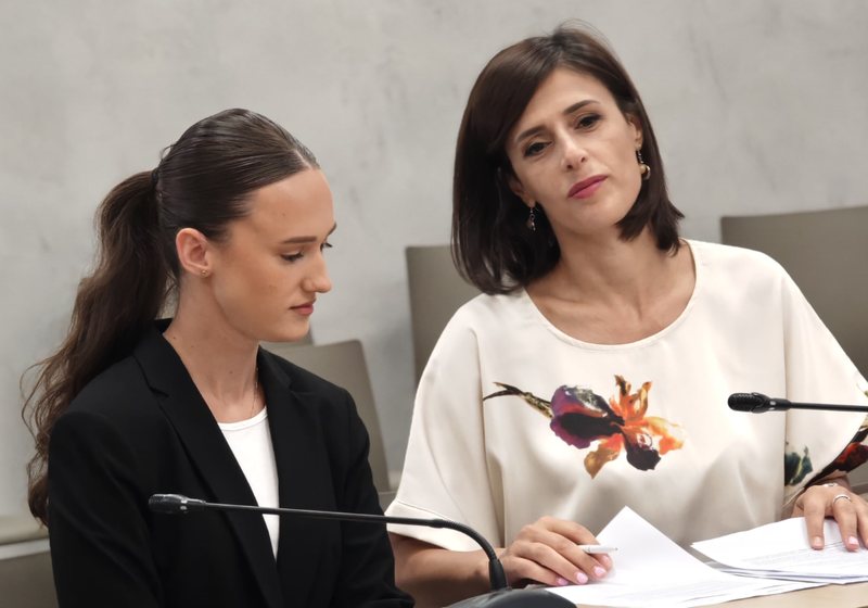 VIDEO/ Lapaj her&euml; e quan mot&euml;r e her&euml; vajz&euml; tezeje, kush