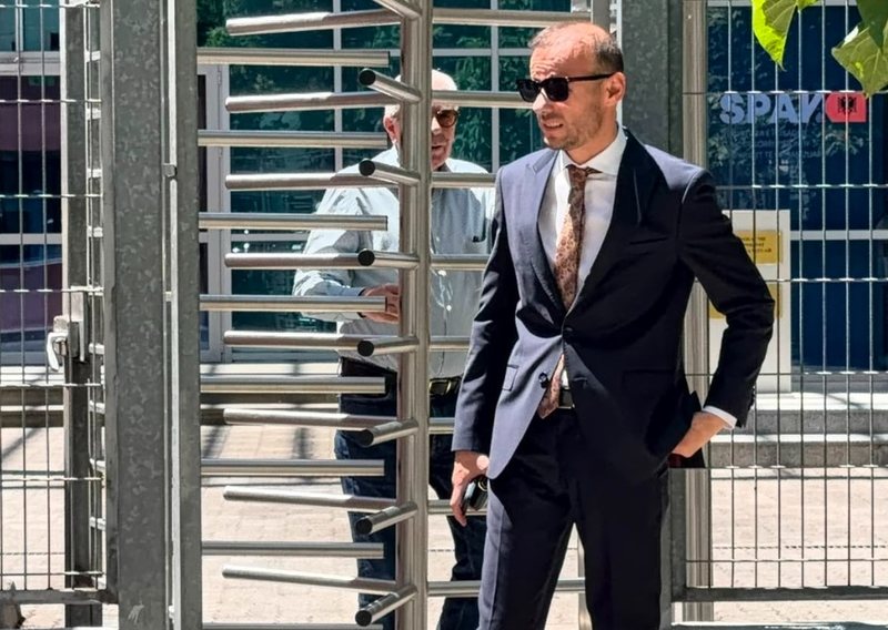 Biznesmeni Pandeli Carapuli zyrtarisht n&euml;n hetim p&euml;r pastrim parash.