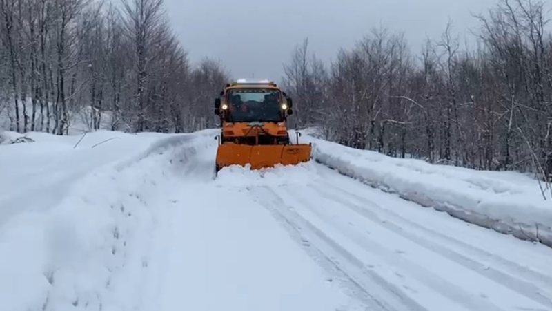 Snow in March, cars circulate with difficulty on the Bogë-Theth road axis