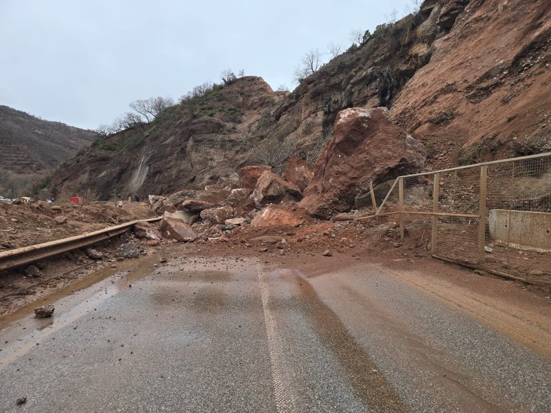 Skandal n&euml; aksin Librazhd-Prrenjas/ Rruga komb&euml;tare paralizohet nga