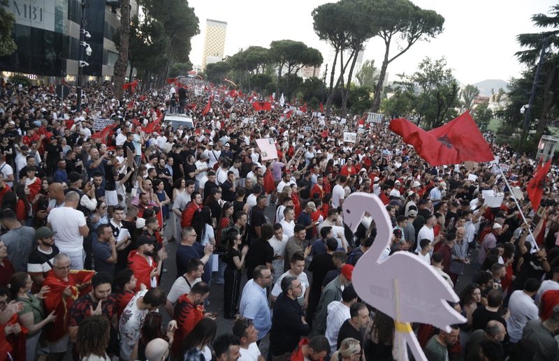 Sheshet dhe rrug&euml;t plot/ Protesta e 17 n&euml; Tiran&euml;, nis grumbullimi