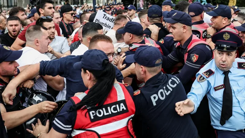 &ldquo;Krejt ndryshe nga protestat e PD/ BBC jehon&euml; revolt&euml;s qytetare