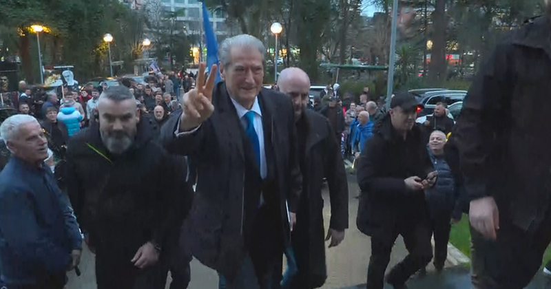 Protesta e PD/ Berisha ende n&euml; selin&euml; blu. &Ccedil;far&euml; po ndodh!