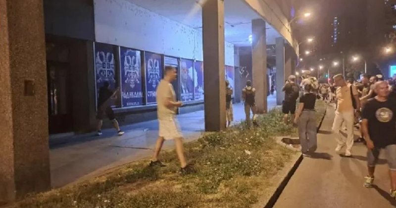 Agravon situata në Serbi/ Protestuesit thyejnë zyrat e kriminelit