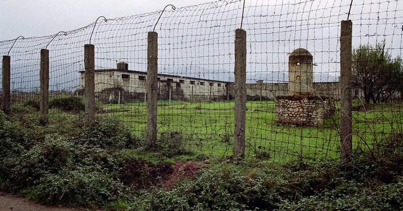 Dyshohet se ka marrë plmb në kokë, polici i burgut të