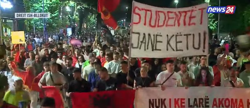 Nuk ndalet/ Protestuesit v&euml;rshojn&euml; n&euml; rrug&euml;t e ish-Bllokut,