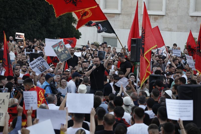 &ldquo;Ju nuk na p&euml;rfaq&euml;soni m&euml;&rdquo;/ Protestuesit