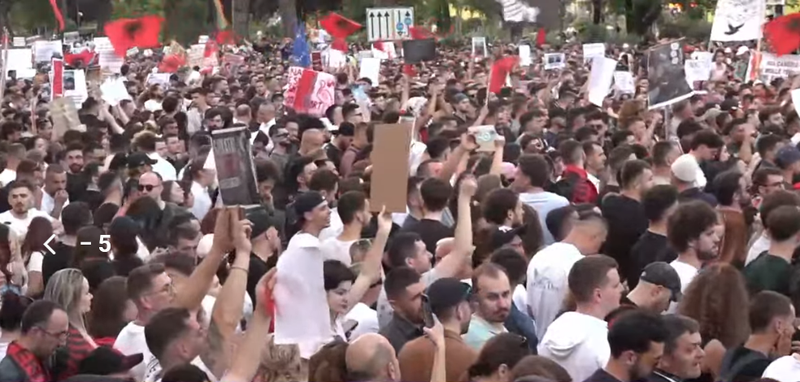 Massive civic protest/ From the government's resignation to the