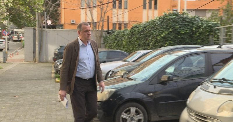 Arresti me burg "pa gjyq"/ Kushtetuesja rr&euml;zon Ilir Beqajn