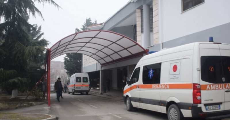 Plas sherri në spitalin e Korçës, roja i sigurisë