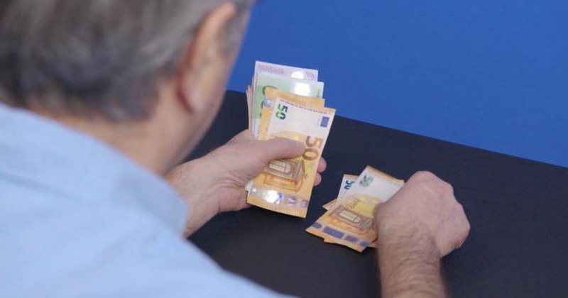 Dob&euml;simi i euros e dollarit goditi kursimet e shqiptar&euml;ve, depozitat