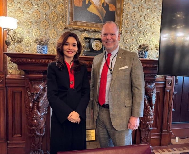 Ministrja Spiropali n&euml; Sht&euml;pin&euml; e Bardh&euml;, takim me