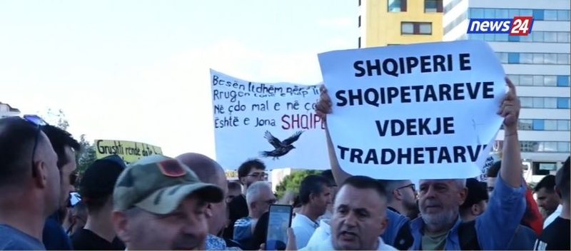 &ldquo;Nuk ka dialog, vet&euml;m dor&euml;heqje!&rdquo;/ Dita 5, protestuesit