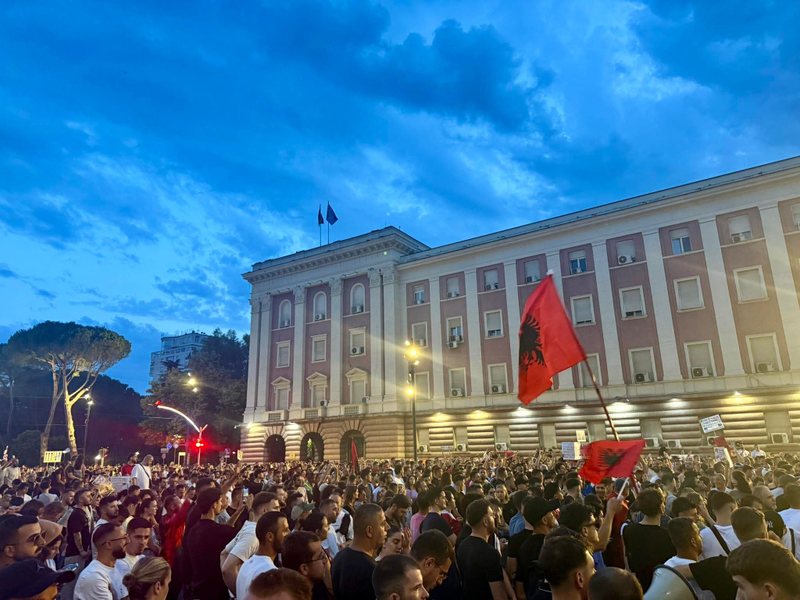 Klithma e bukur e protest&euml;s, kund&euml;r estabilishmentit Rama-Berisha