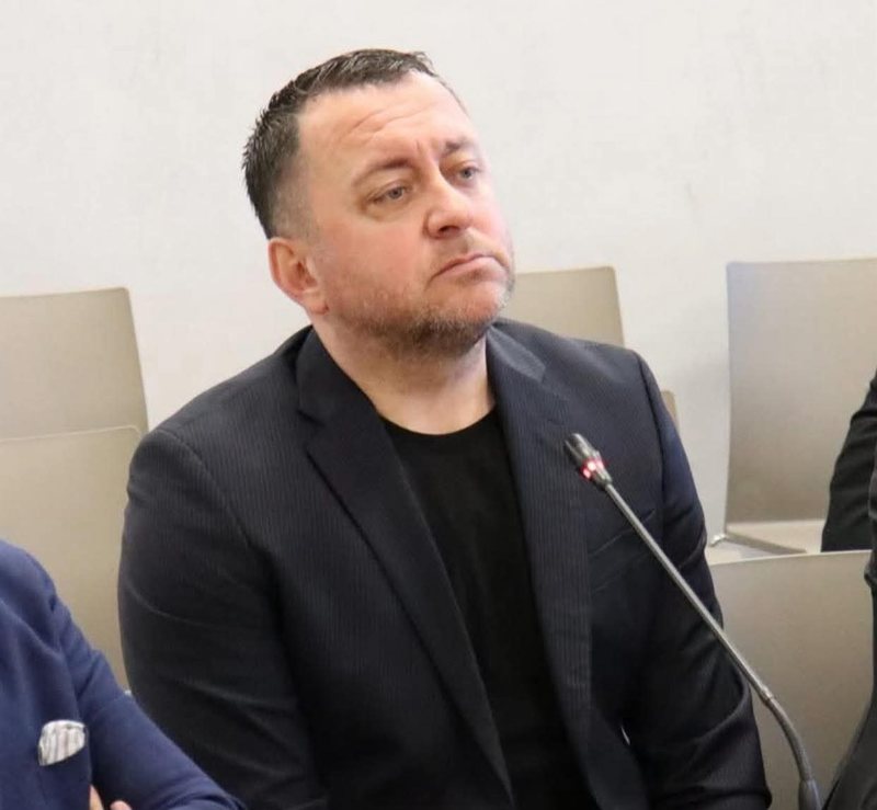 Praktikisht e gjith&euml; klasa politike &euml;sht&euml; dor&euml;hequr!