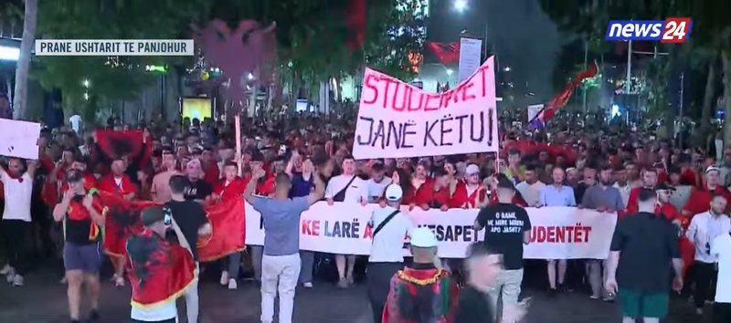 &ldquo;Xhamadani vija-vija&rdquo;/ Protestuesit marshojn&euml; rrug&euml;ve