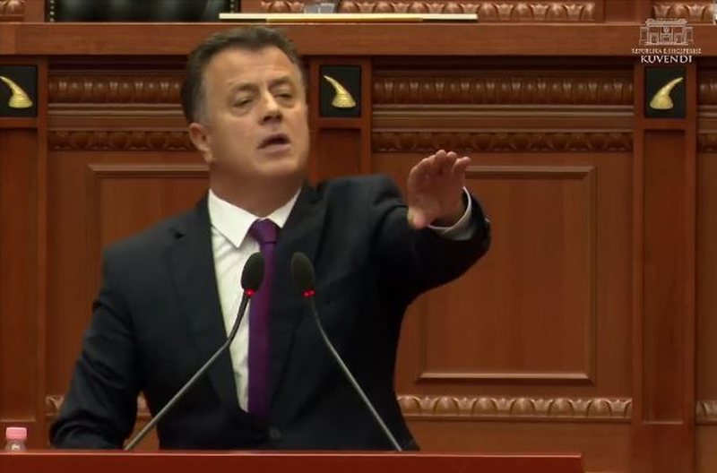 I dha firmën, Flamur Noka bëhet "pishman" për Endri