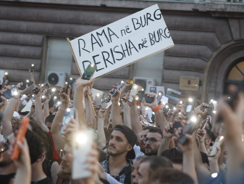 Nj&euml;soj si me protest&euml;n e student&euml;ve/ Rama poston videon q&euml; e