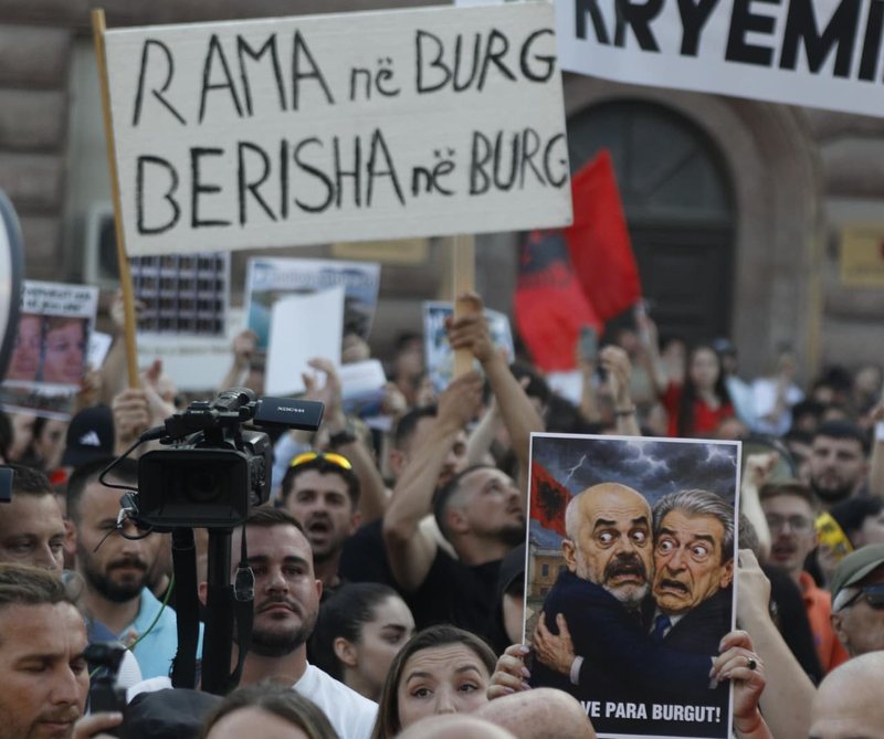 P&euml;rse protesta bu&ccedil;et: Rama n&euml; burg, Berisha n&euml; burg!
