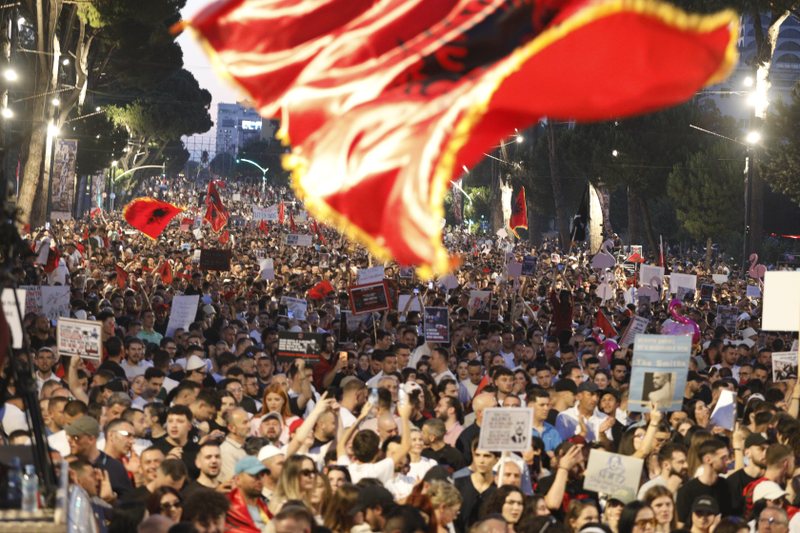 Protesta m&euml; e madhe n&euml; 35 vite/ Tirana n&euml; k&euml;mb&euml;