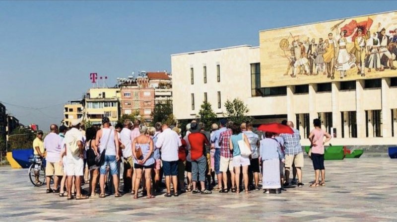 Kafenetë plot, koncerte dhe çmime të lira, turistët