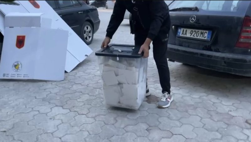 Qarku i Beratit/ Nis numërimi në një qendër votimi, në