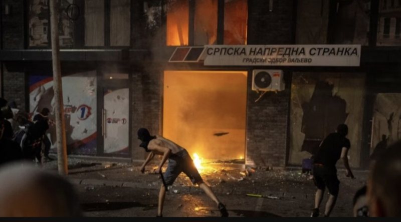 Situata e tensionuar/ Trazirat në Serbi, policia e Vuçiçit