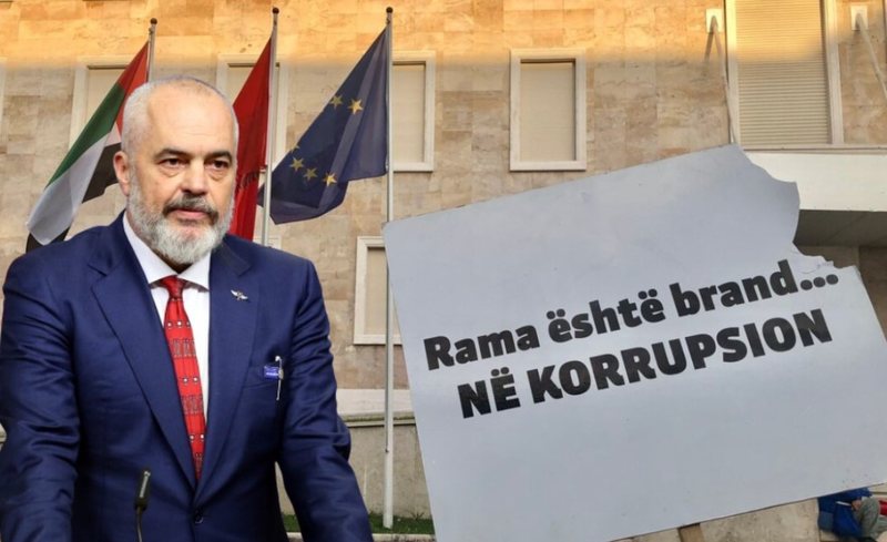 Shqiptar&euml;t n&euml; k&euml;mb&euml; kund&euml;r Kast&euml;s s&euml;