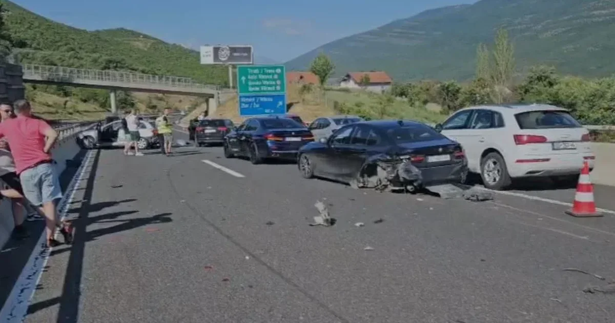 Aksident i rëndë pranë Morinës  Përplasen 6 makina  7 të plagosur  mes tyre një grua shtatzënë dhe një fëmijë