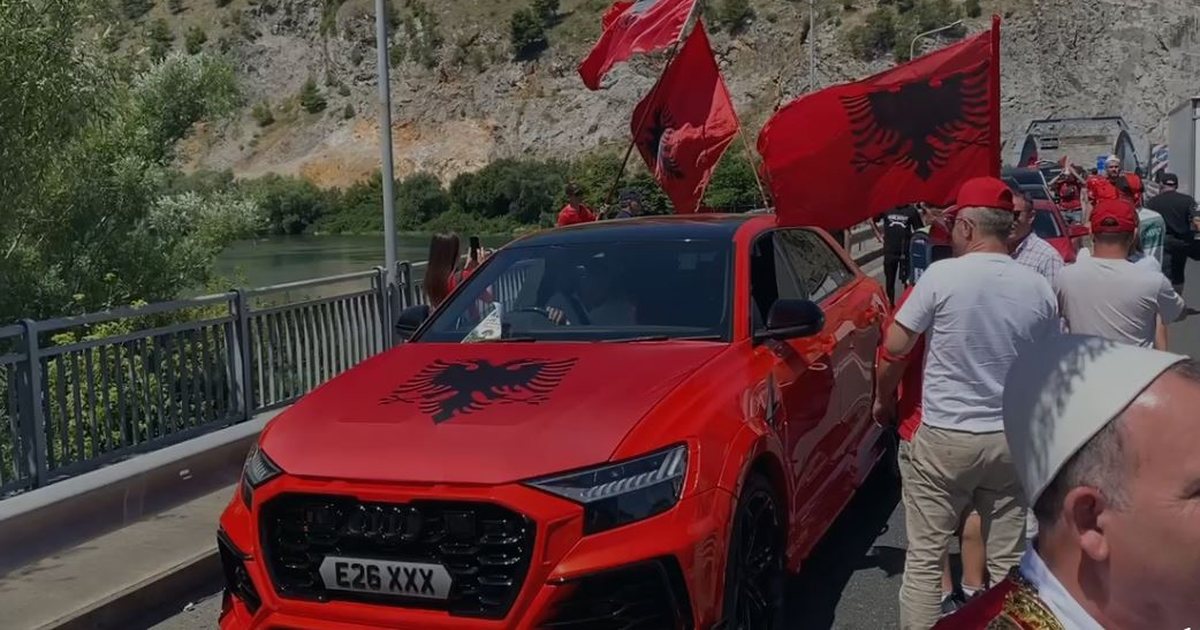 Diaspora mbërrin në Shqipëri  Me simbole kombëtare dhe pankarta protestuesit hyjnë në Muriqan  Ultimatum politikës  Hapi rrugë qeverisë tranzitore apolitike
