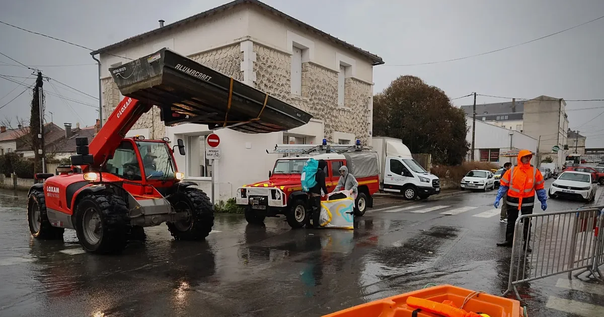 Stuhi të forta në Francë  Të paktën dy të vdekur  mbi 50 000 shtëpi pa energji elektrike
