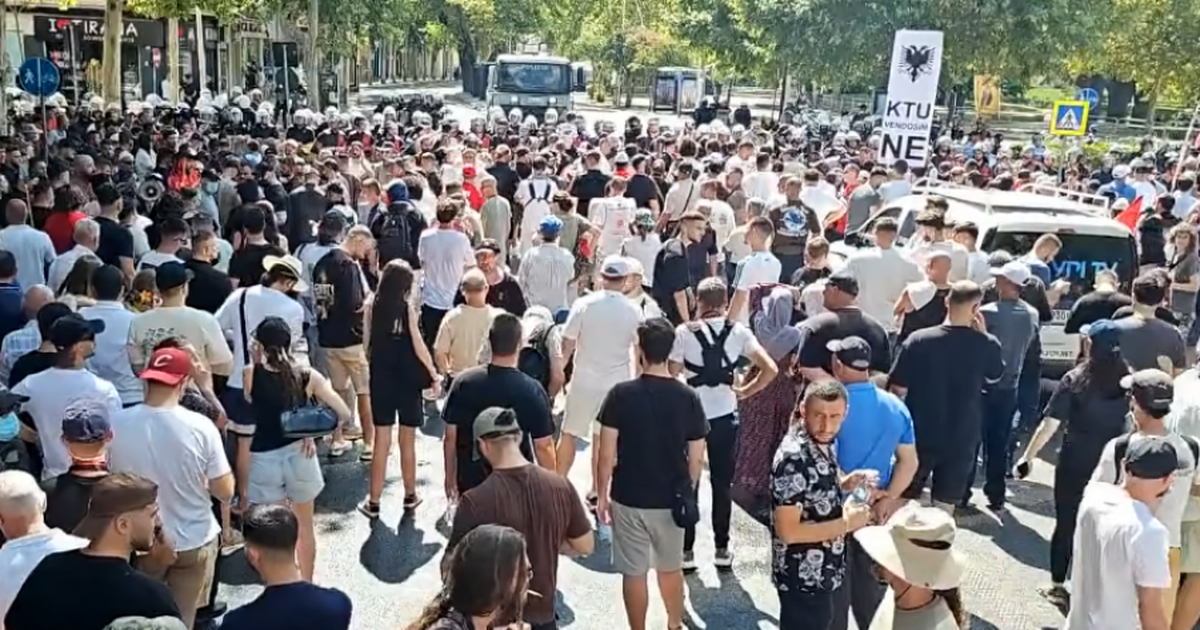 Associated Press   Agjencia më e madhe e lajmeve në botë transmeton LIVE protestën përpara Kuvendit