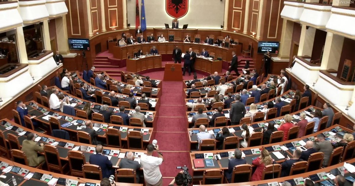 Tensione në Kuvend  Erald Kapri tenton t i shkojë afër Peleshit me një shkresë në dorë  ndërhyn Garda