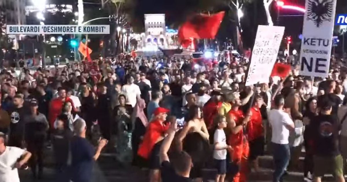  Nesër më shumë   Mbyllet protesta e 55 të  shqiptarët kundër Kastës së korruptuar  Ju erdhi fundi  para Parlamentit sa herë të ketë seancë