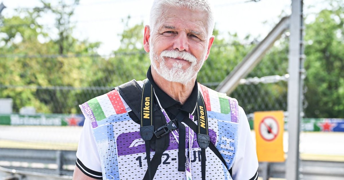 E pazakontë  Presidenti i një shteti europian lë kostumin zyrtar dhe shfaqet si fotograf i Formula 1