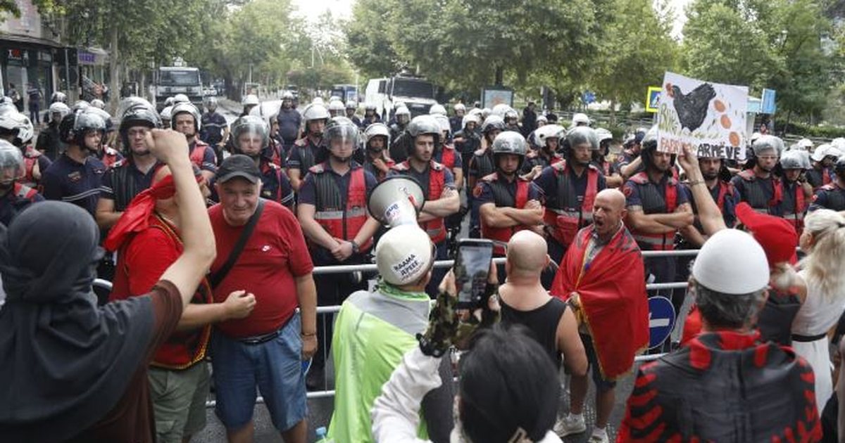 domate-veze-dhe-speca-arsenali-i-protestuesve-per-deputetet-para-kuvendit