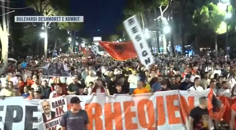 P&euml;rfundojn&euml; fjalimet, protestuesit nisin marshimin n&euml; rrug&euml;t