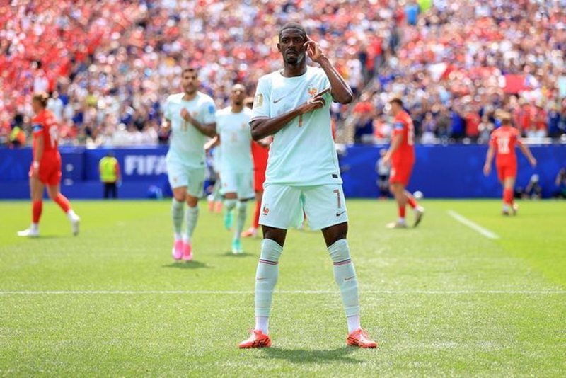 Franca mbyll me fitore perfekte grupin, Dembele shk&euml;lqen me tregol&euml;sh