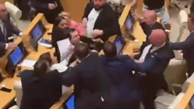 Seanca plenare kthehet n&euml; &lsquo;aren&euml; boksi&rsquo; n&euml; Gjeorgji,