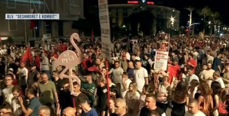 Nis marshimi masiv i protestuesve n&euml; rrug&euml;t e Tiran&euml;s! Thirrja e