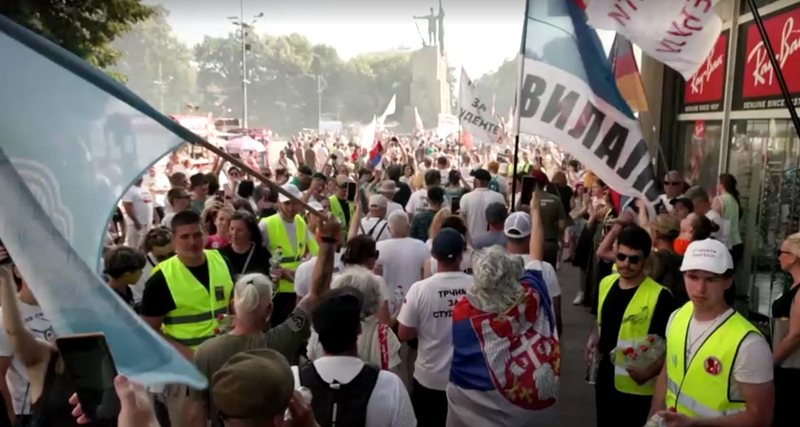 Frym&euml;zohen nga Tirana/ Mij&euml;ra serb&euml; protest&euml; kund&euml;r