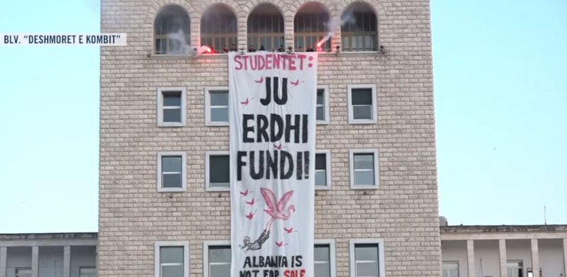 &ldquo;Ju erdhi fundi&rdquo;/ Student&euml;t mesazh t&euml; fort&euml;,