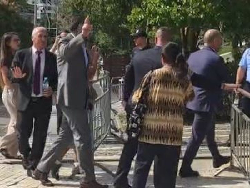 Protestuesit te Parlamenti nuk kursejn&euml; as deputet&euml;t e PD: