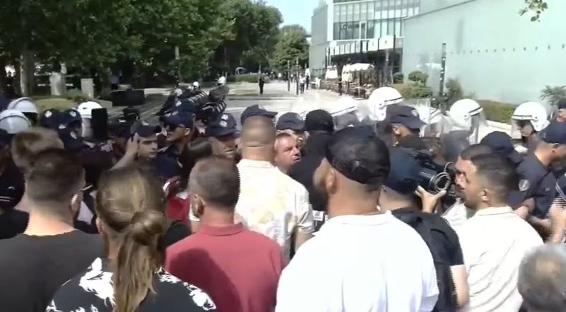 Protestuesit rrethojn&euml; Parlamentin, Spiropali: Duhet t&euml;